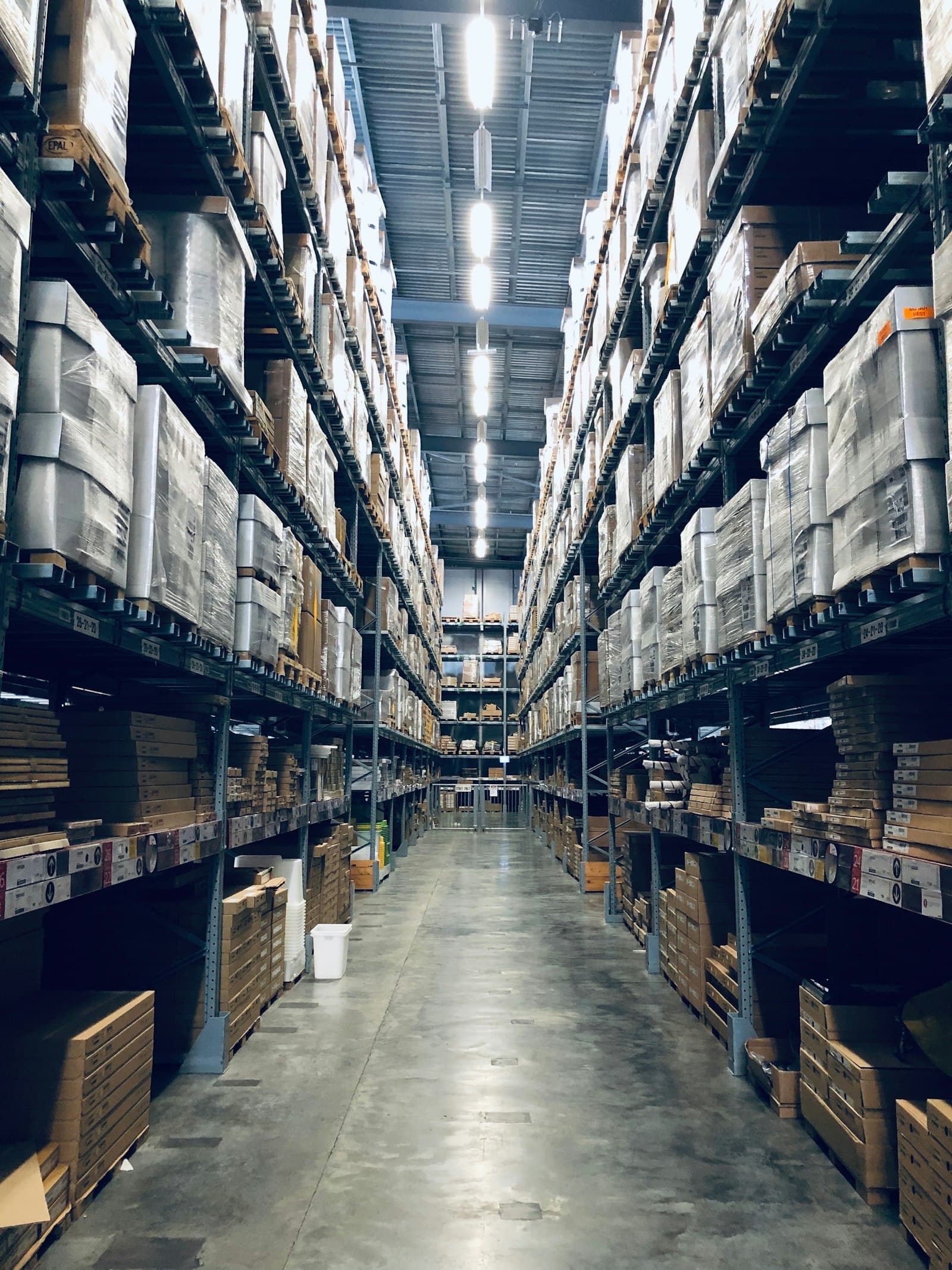 Clear-span warehouse with office